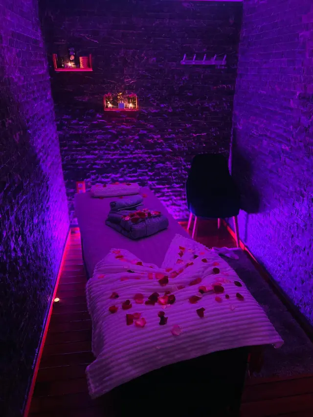 Cabine privée à l’ambiance violette et pierres apparentes chez Glam House Casa, Casablanca