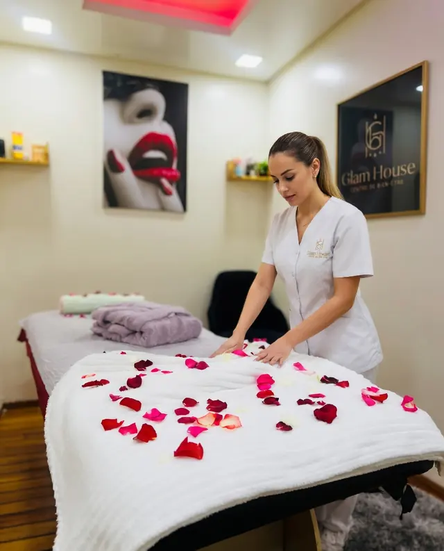 Glam House Casa treatment room in Casablanca with rose petals, white linen and elegant décor