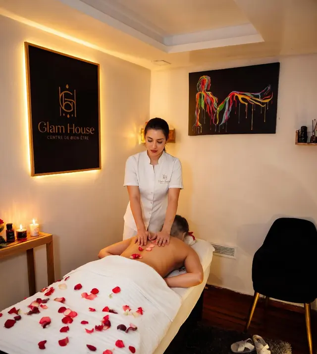 Massage du dos aux pétales de rose dans une cabine privée du spa Glam House Casa, Maarif