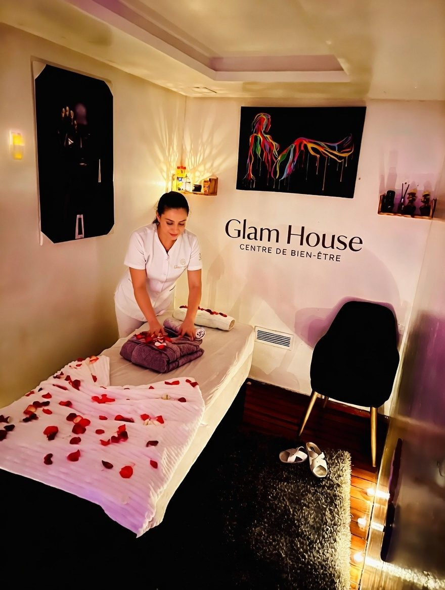Salon d'accueil Glam House — mur doré